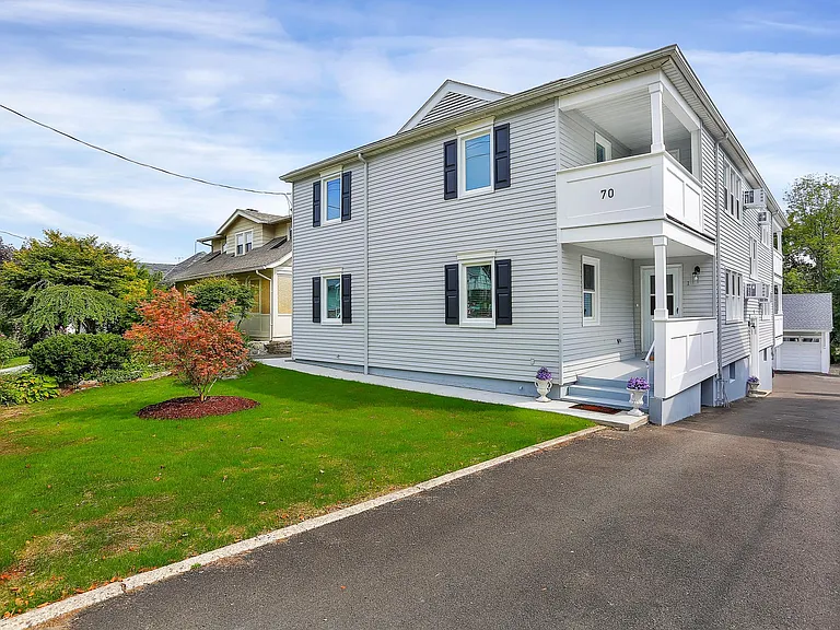 Central Greenwich - Enjoy the Convenience of a Short Walk to Trains, Shops, Restaurants, etc - A Fabulous Location in Downtown Greenwich!