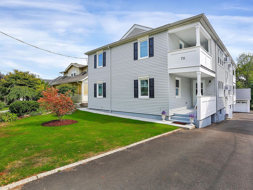 Central Greenwich - Enjoy the Convenience of a Short Walk to Trains, Shops, Restaurants, etc - A Fabulous Location in Downtown Greenwich!