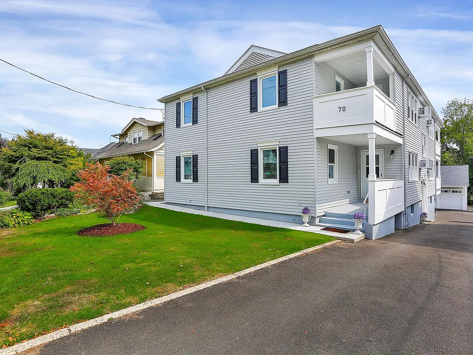 Central Greenwich - Enjoy the Convenience of a Short Walk to Trains, Shops, Restaurants, etc - A Fabulous Location in Downtown Greenwich!