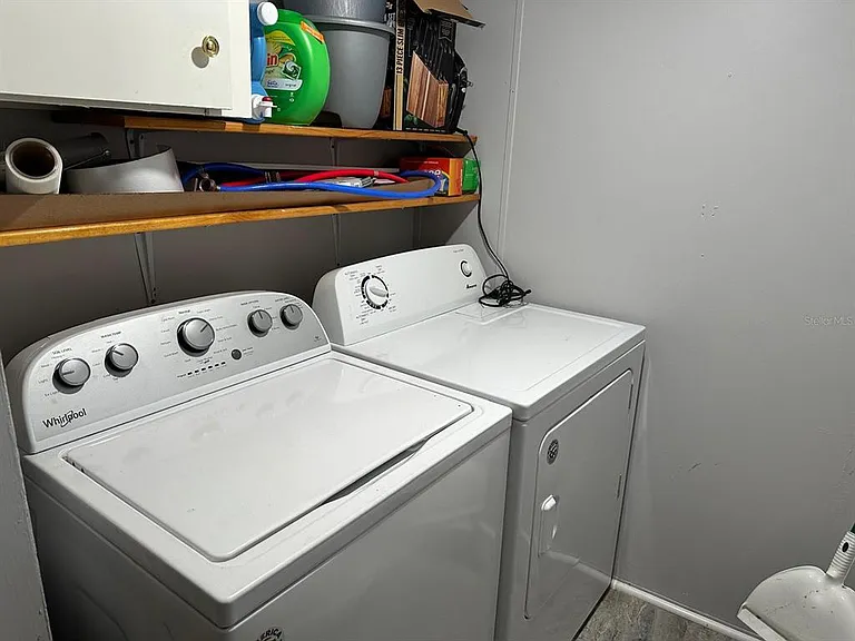 210 SE Hardin Ct — Photo 8