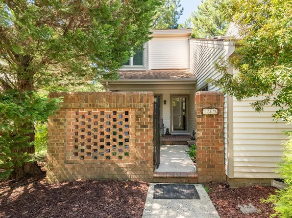 39 Bloomsbury Ct, Chapel Hill, NC 27517