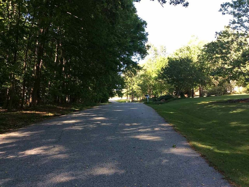 2nd image of 124 Oakwood Dr