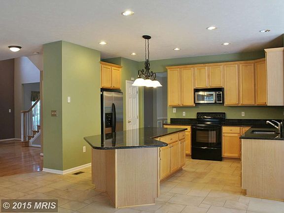 Huge Kitchen Island - Granite Counter tops!
