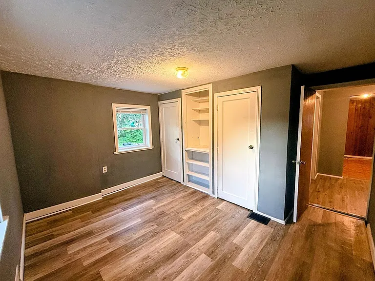 221 W Way St — Photo 11