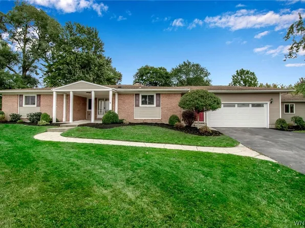 9215 Valley Stream Rd, Clarence, NY 14031