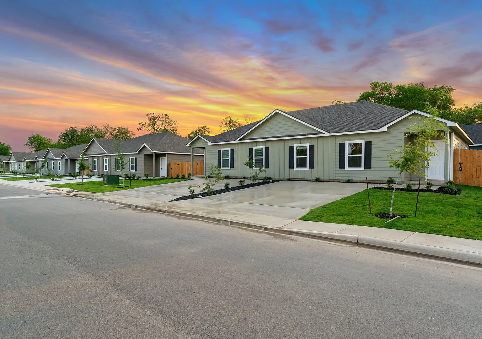 4 Week Free Move-In Special! Brand-New 3-Bedroom Duplex with Modern Finishes & Private Fenced Yar... — Photo 3