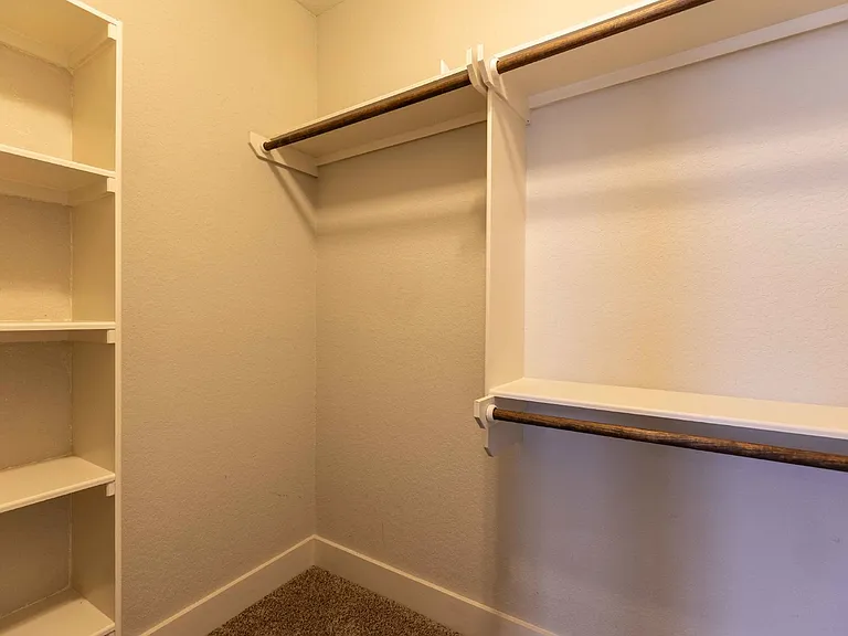 1121 E Crockett St — Photo 35