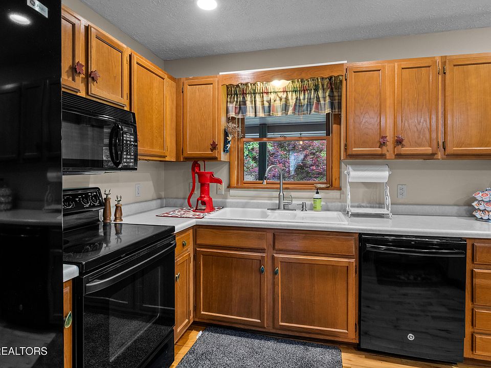 22nd image of 1043 Reagan Springs Rd