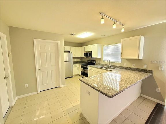 3rd image of 138 Woodknoll Pl