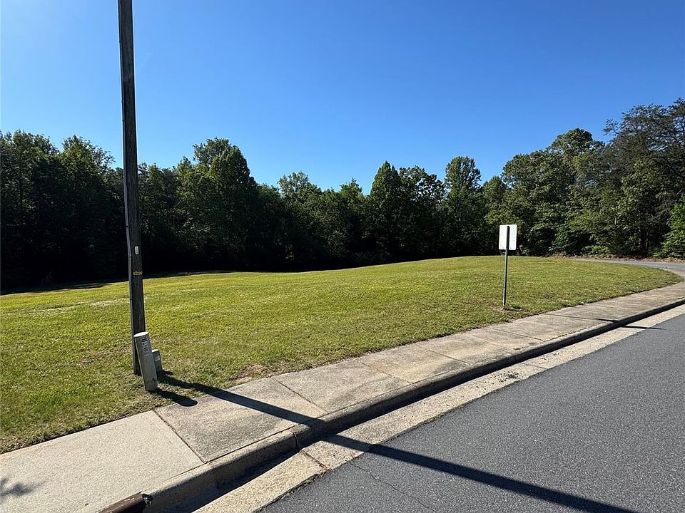 2nd image of 904 Barrington Dr NE