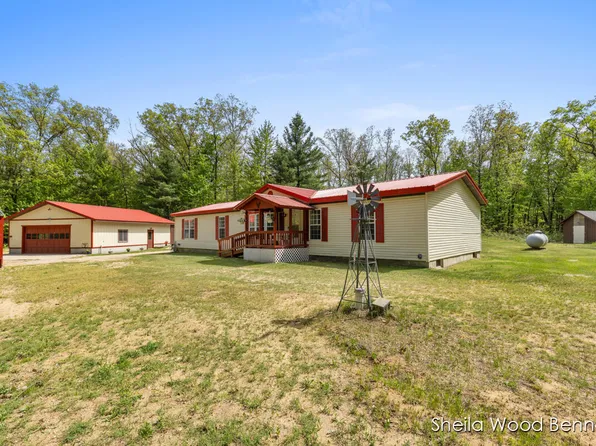 7838 E 80th St, Howard City, MI 49329