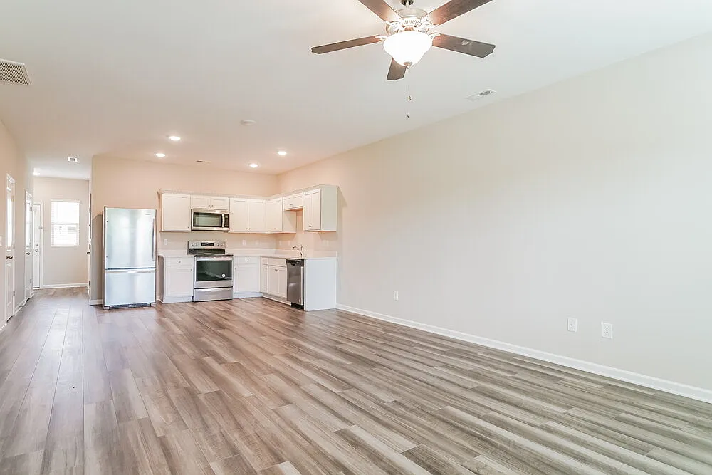 3 bed, 2.5 bath, 1590 sqft, $1,690 — Photo 4