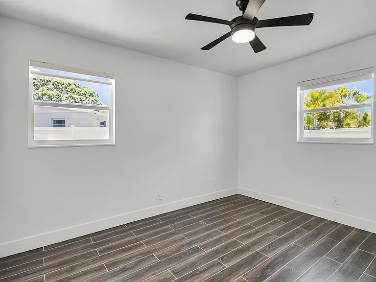204 W Whitney Dr — Photo 31