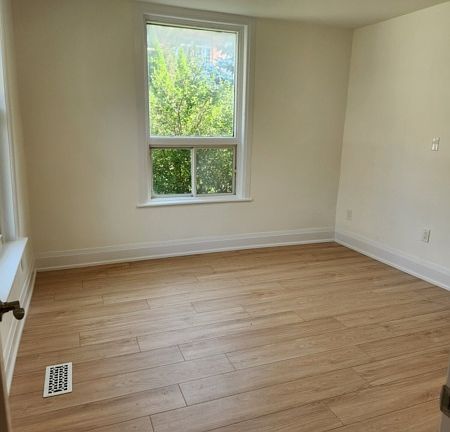 3rd image of 18 Dublin St N