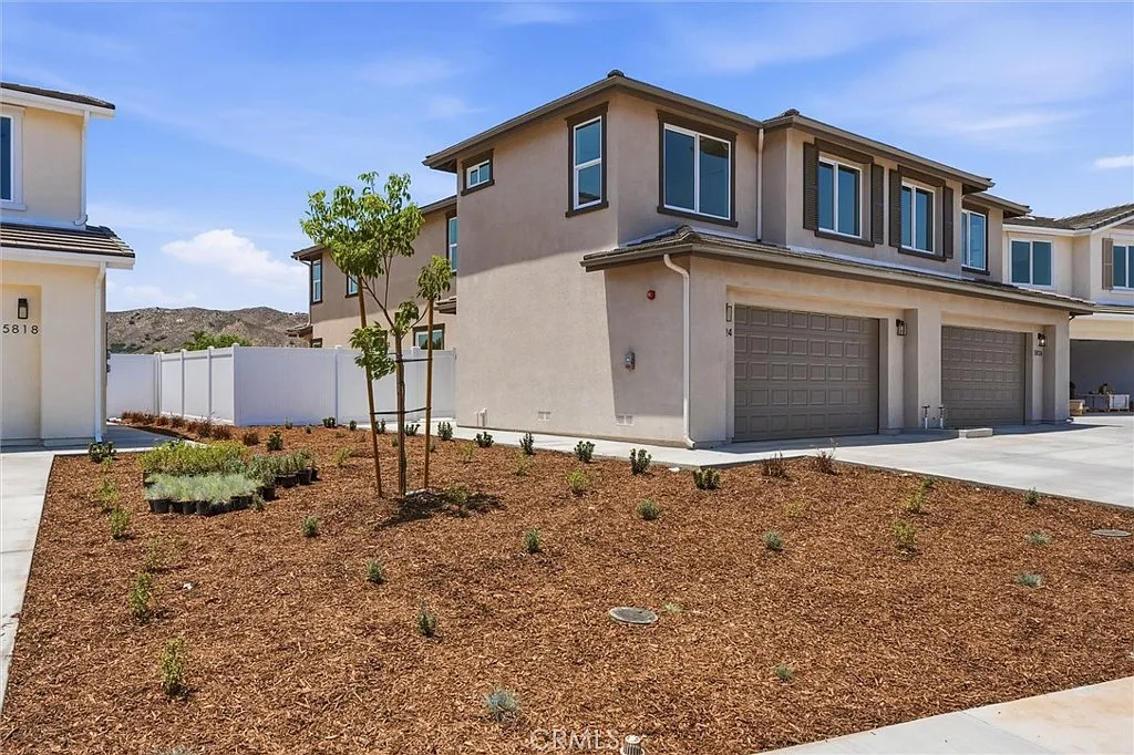 4 bed, 2.5 bath, 1950 sqft, $3,875 — Photo 2
