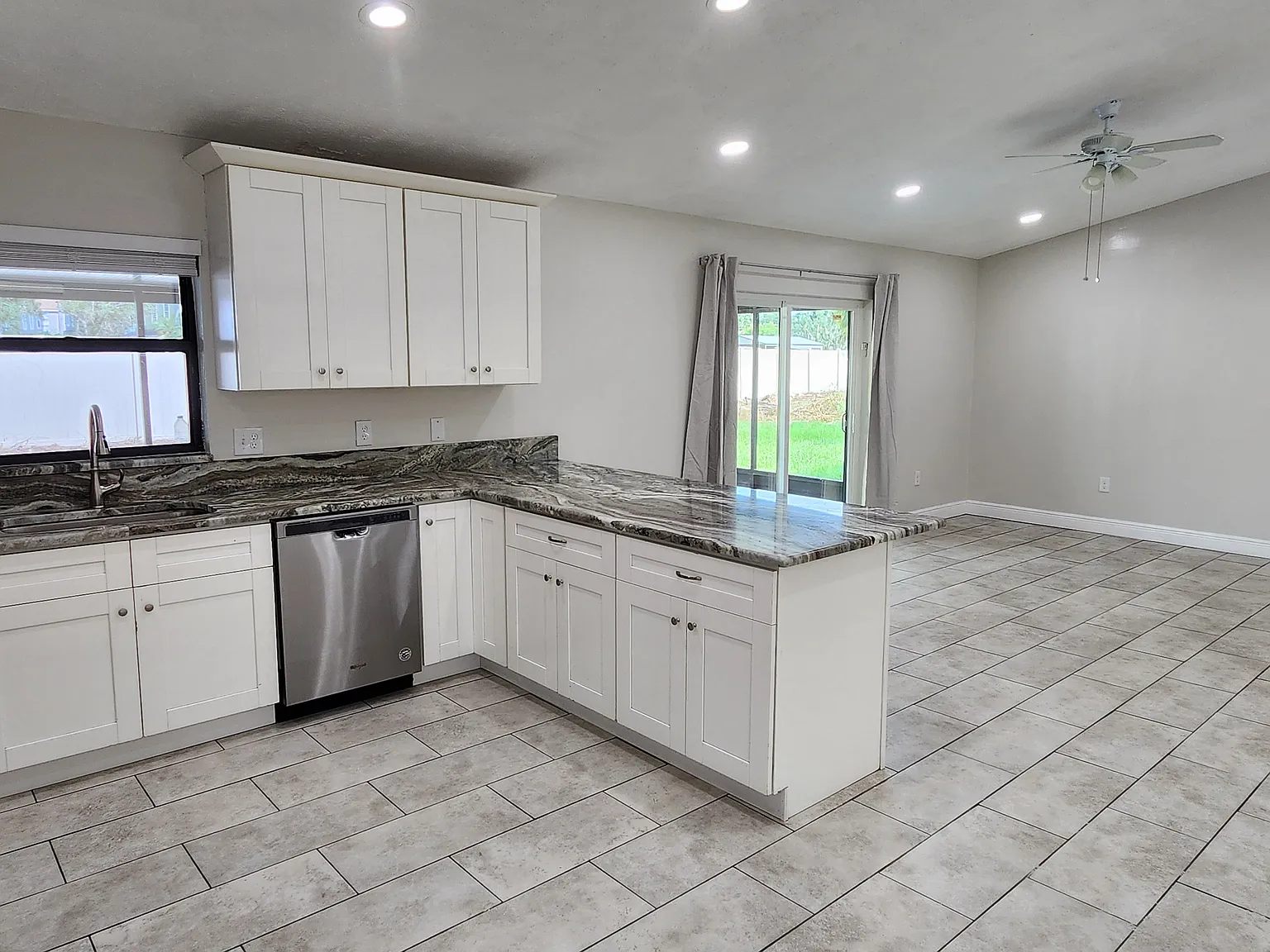 4 bed, 1880 sqft, $2,595 — Photo 4