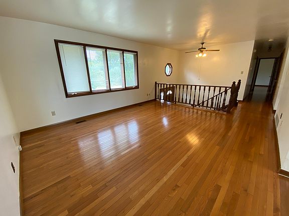 5th image of 2633 Calumet Ave