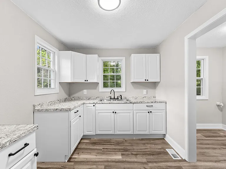 2124 Woodbine Ave — Photo 11