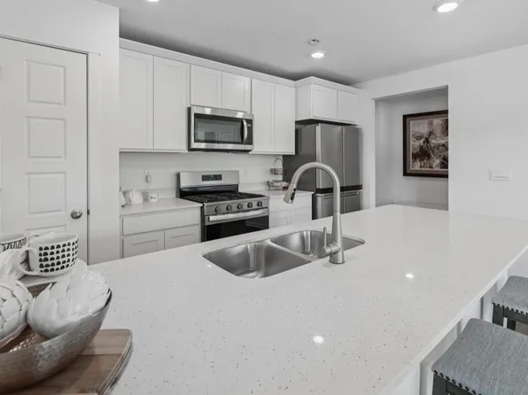 795B Concord Cir, Burlington, WI 53105