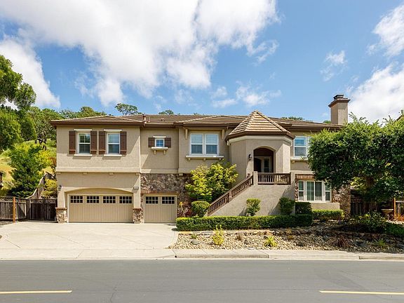 3rd image of 806 Bridle Ridge Drive