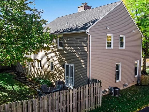 3rd image of 28 Thomas Jefferson Ln