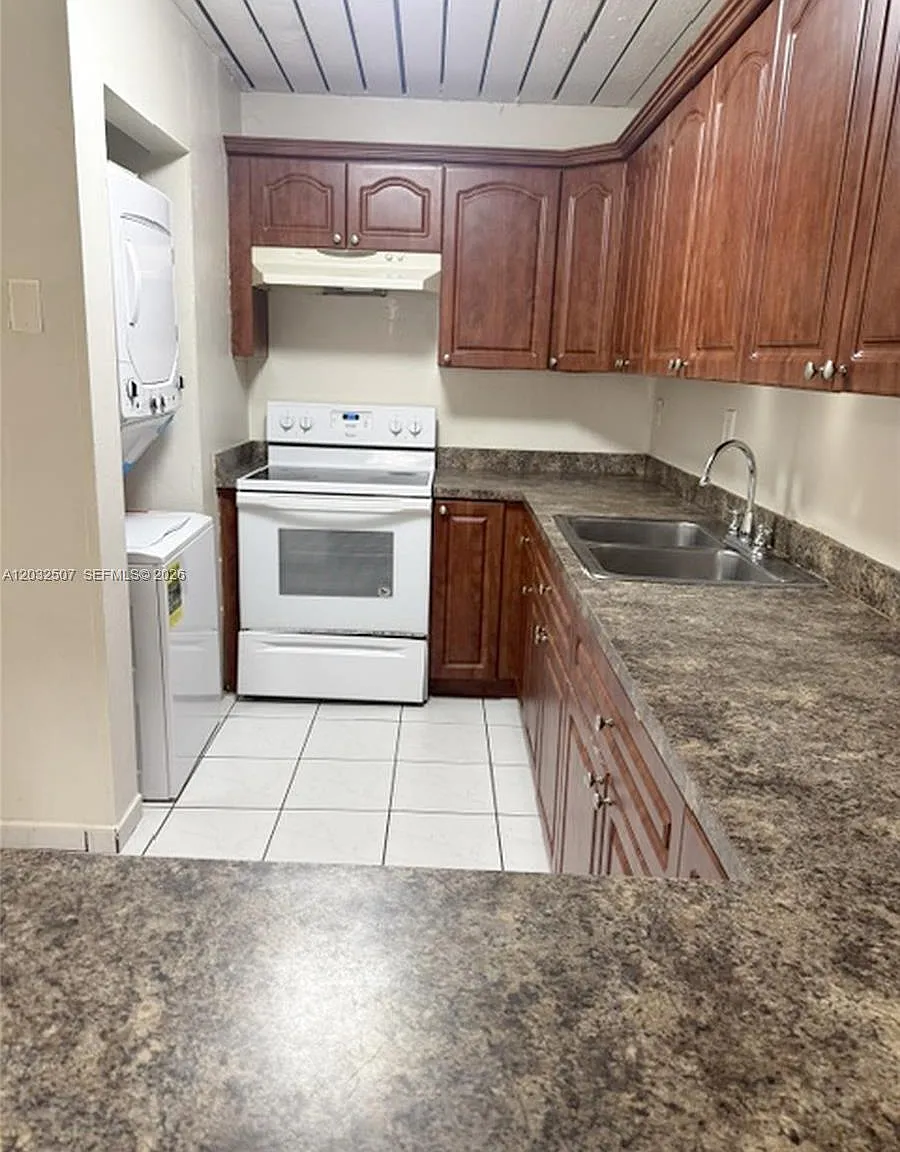 Samari Lake East Condo — Photo 2