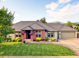 824 River Knoll Way, Springfield, OR 97477