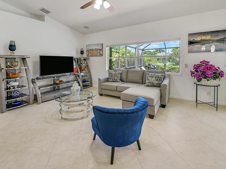 1935 Primrose Ln — Photo 12