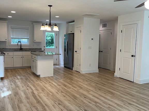 2nd image of 272 Malvern Dr SW #272