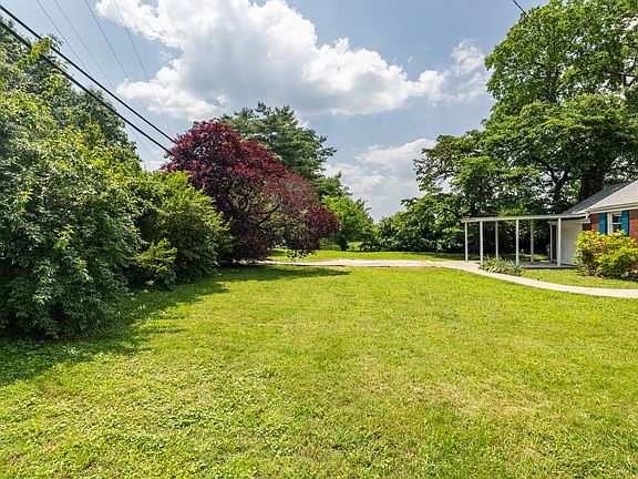 4th image of 102 Lyle Ln
