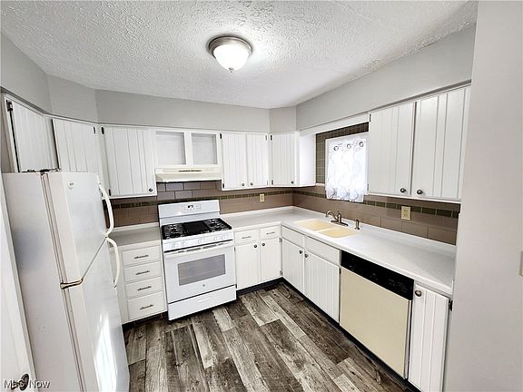 5th image of 2210 W 103rd St