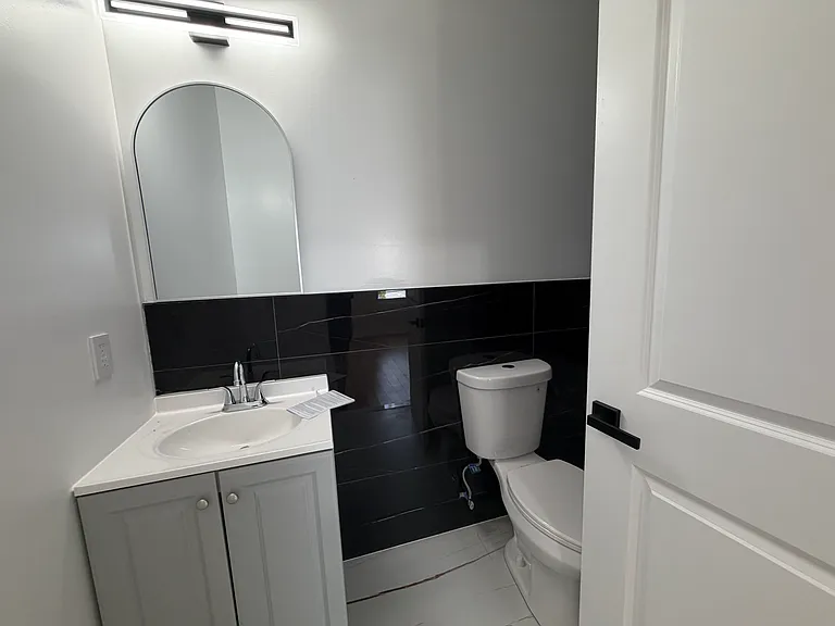 183 Woodside Ave #2R — Photo 5