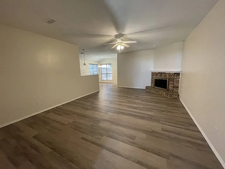 1605 Kirby Ave — Photo 2