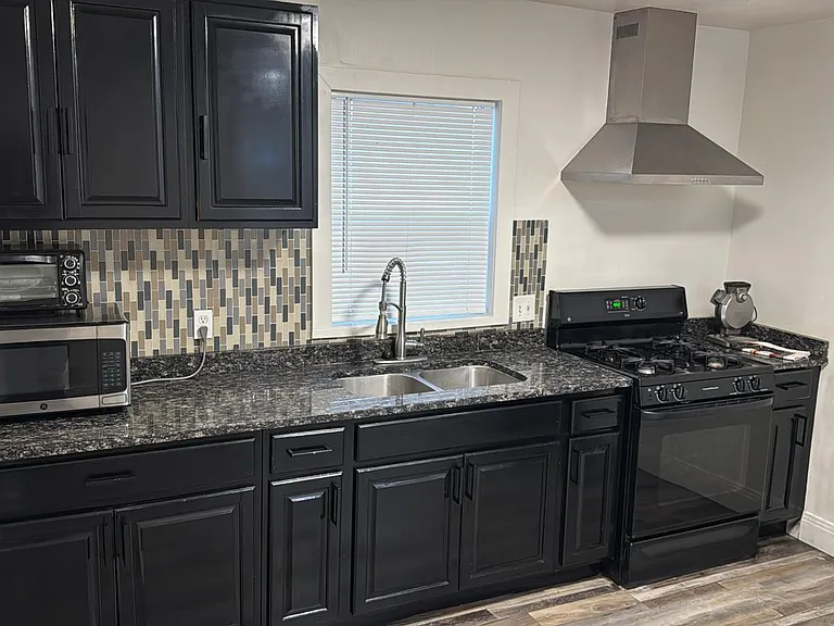 819 W 400 N — Photo 1