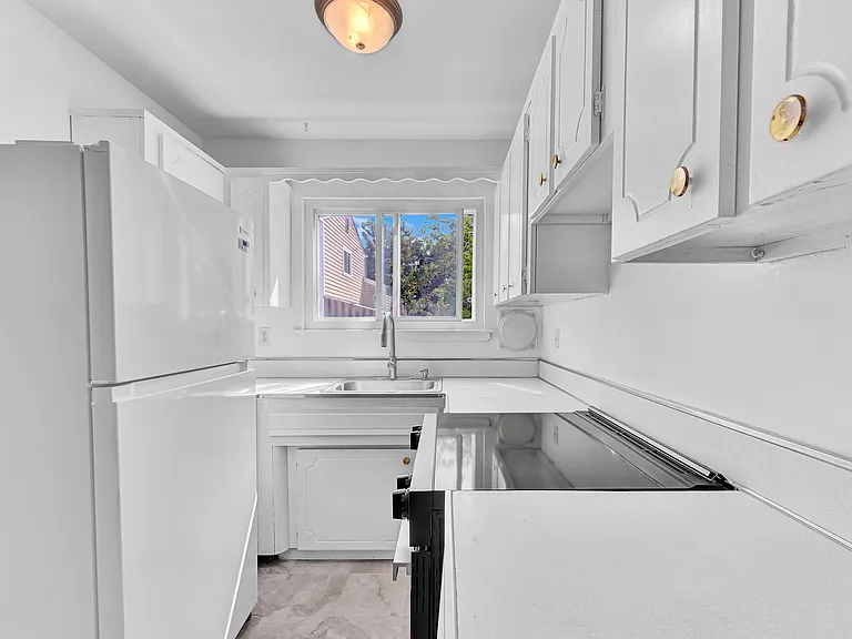 84 White Oak St #2 — Photo 6
