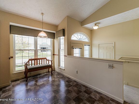 3rd image of 62 Harrogate Dr