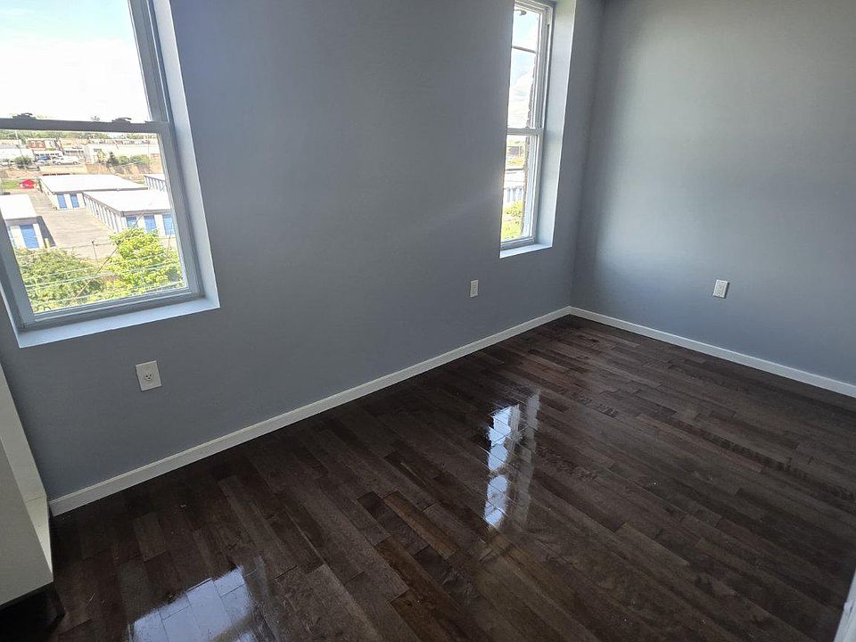 2nd image of 6169 Glenmore Ave APT B