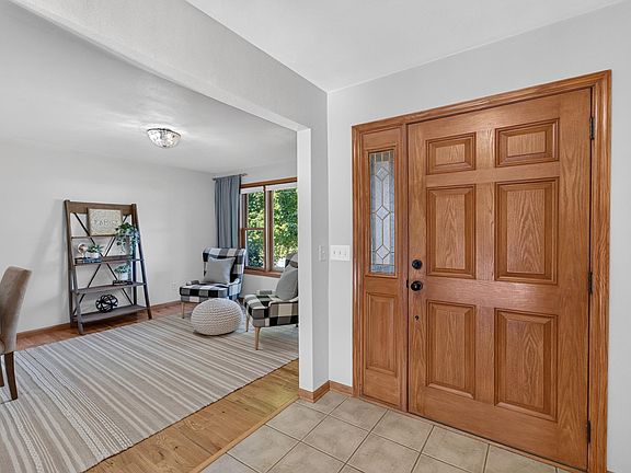 5th image of 211 N Heatherstone Dr