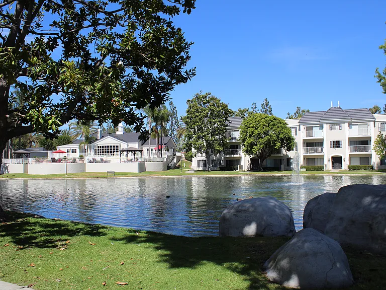 Versailles on the Lake Apartments — Photo 27
