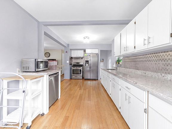 4th image of 126 W 3rd Ave