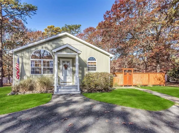 27 Pin Oak Path, East Quogue, NY 11942