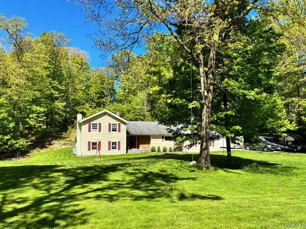 21 Straub Drive, Pleasant Valley, NY 12569