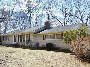 18 S Glenwoods Rd, Gales Ferry, CT 06335