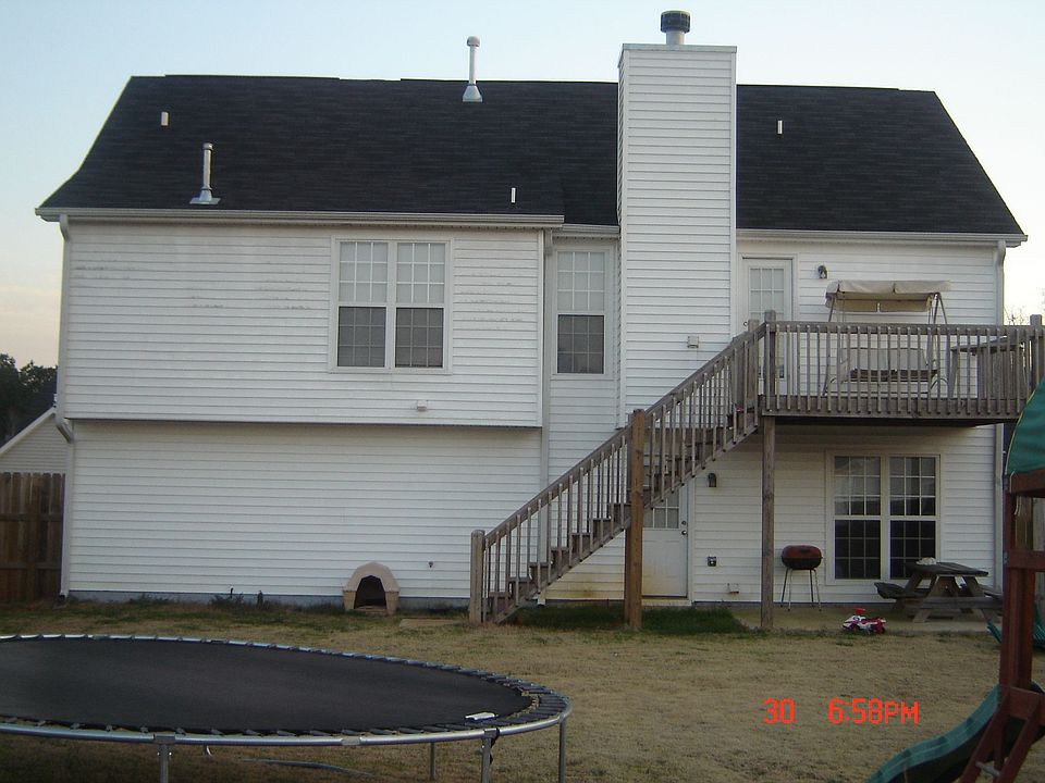 Large fenced backyard w/ Deck