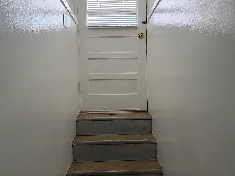 390 E Jefferson Dr — Photo 2