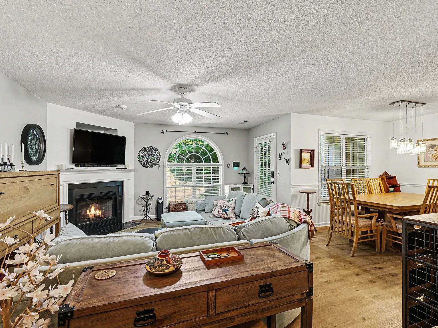 2 bed, 1307 sqft, $1,800 — Photo 4