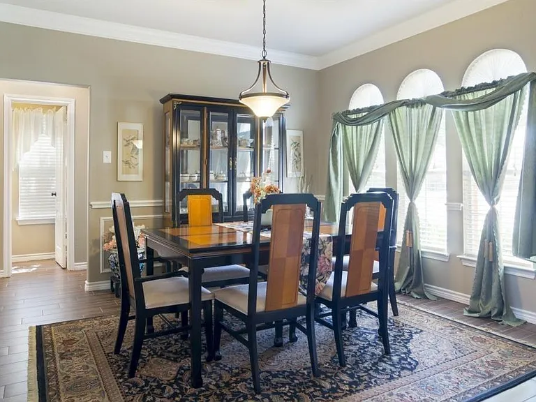 213 Longview Ct — Photo 3