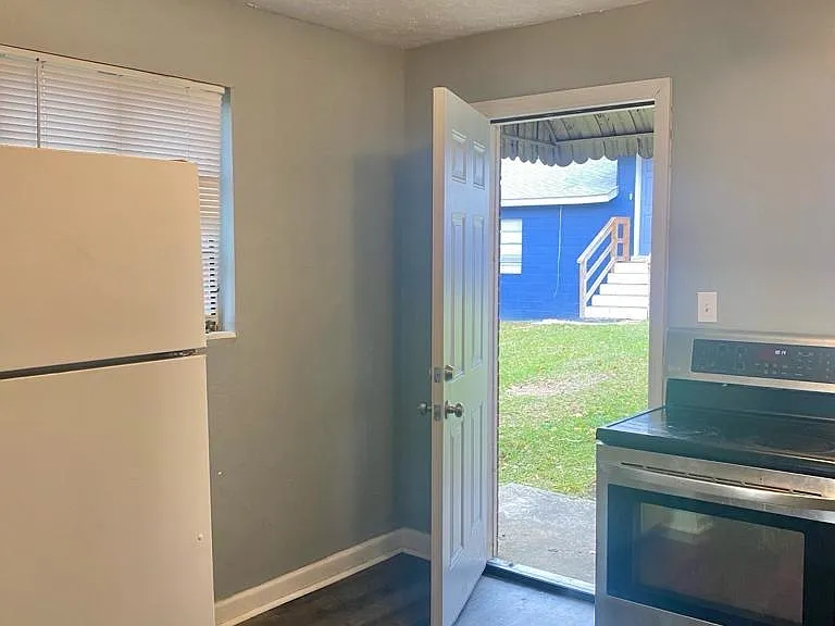 324 E Pershing St — Photo 9