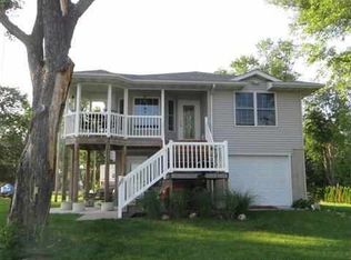 1900 N Shore Dr, Moline, IL 61265