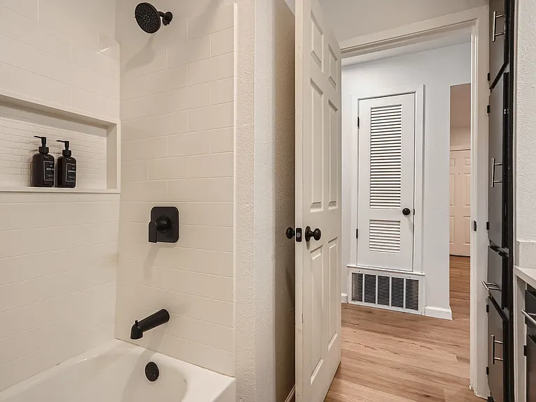 306 E Powell Ln — Photo 12
